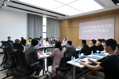 校企共培 未来可期丨人生就是博官网股份召开2023届实习生座谈会